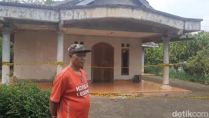 Suparno, adik Sutinem ditemui di rumah korban yang ditemukan tewas di dalam rumah, Minggu (6/7/2025)