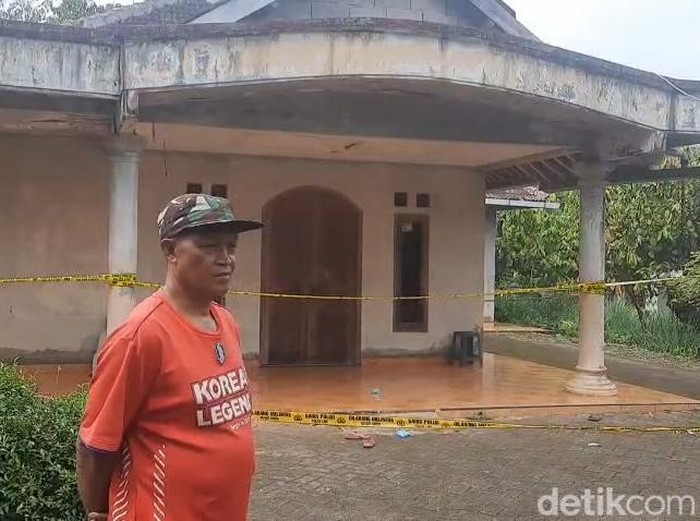 Suparno, adik Sutinem ditemui di rumah korban yang ditemukan tewas di dalam rumah, Minggu (6/7/2025)
