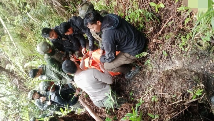 Satgas Ops Damai Cartenz menembak mati Komandan Operasi Kelompok Kriminal Bersenjata (KKB) Kodap VIII, Enus Tipagau di Intan Jaya, Papua Tengah.