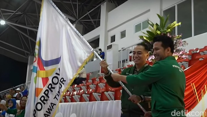 Eri Cahyadi mengibarkan pataka sebagai tanda estafet tuan rumah Porprov X Jatim 2027.