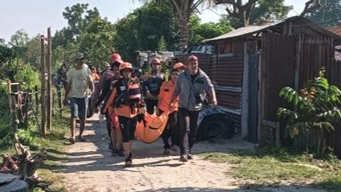Evakuasi bocah yang tewas tenggelam di Sungai Deli, Medan. (Istimewa)