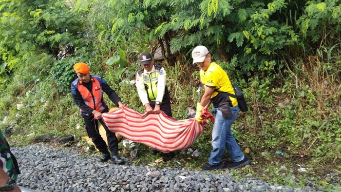 Evakuasi Marlia (73), korban tewas tertemper kereta api