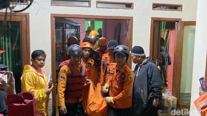 Proses evakuasi warga yang tertimbun longsor di Bogor. (dok istimewa)
