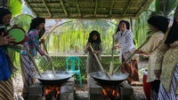 Bubur suro dibawa bersama aneka penganan tradisional dalam kirab Festival Bubur Suro yang disambut antusias masyarakat setempat. ANTARA FOTO/Angga Budhiyanto