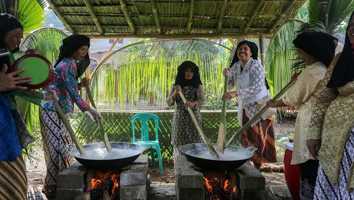 Warga membawa bubur suro dan penganan lain saat kirab pada Festival Bubur Suro di Desa Wisata Bandung, Banjar, Kabupaten Pandeglang, Banten, Minggu (6/7/2025). Festival tahunan yang menghadirkan beragam kegiatan, di antaranya pentas seni, lomba pakaian adat, dan kompetisi memasak bubur suro yang dilanjutkan dengan kirab tersebut digelar dalam rangka memperingati Hari Asyura (10 Muharram) 1447 Hijriah sekaligus upaya mempererat kebersamaan antar warga. ANTARA FOTO/Angga Budhiyanto/rwa.