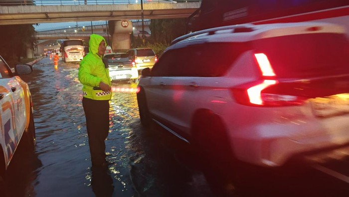 Situasi lalu lintas padat di Tol Cawang lantaran jalanan digenangi air usai hujan deras. (dok X/@TMCPoldaMetro)