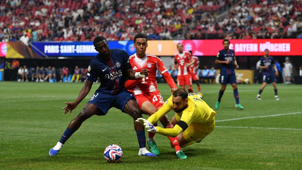 Aksi Gianluigi Donnarumma yang bikin engkel Jamal Musiala patah (Anadolu via Reuters Connect/Peter Zay)
