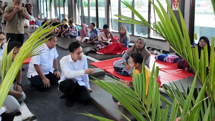 Gibran mengunjungi ruang tunggu keluarga korban KMP Tunu Pratama Jaya