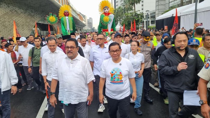 Gubernur DKI Jakarta, Pramono Anung, dan wakilnya, Rano Karno, menghadiri acara pertunjukan kolosal bertajuk Jakarta dalam Warna di Bundaran HI, Jakarta