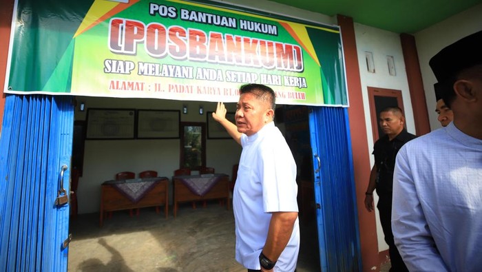 Gubernur Herman Deru saat meninjau lokasi Posbakum di Banyuasin dan santunan anak yatim