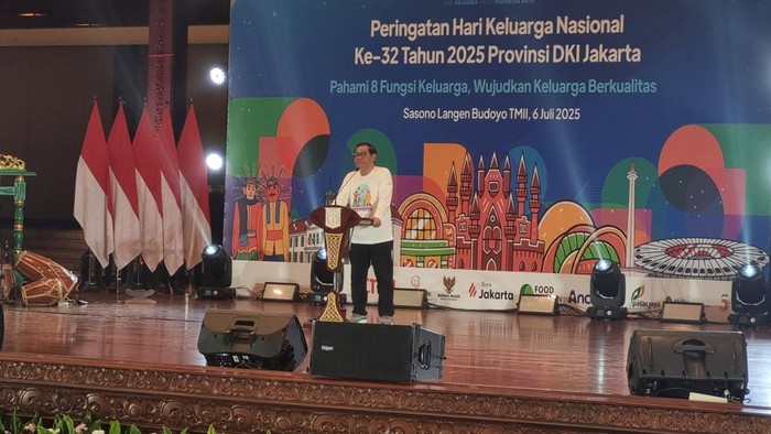 Gubernur Jakarta Pramono Anung ikut memperingati Hari Keluarga Nasional ke-32 di Taman Mini Indonesia Indah (TMII), Jakarta Timur pada Minggu (6/7/2025).