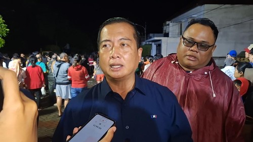 Gubernur NTB, Lalu Muhamad Iqbal, memberikan keterangan pers saat turun mengevakuasi mengecek titik banjir di Mataram, Minggu malam (6/7/2025). (Nathea Citra/detikBali)