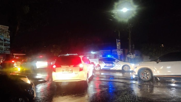 Jalur Denpasar-Gilimanuk lumpuh beberapa jam akibat Jembatan Yeh Nu di Banjar Penyalin, Desa Samsam, Kerambitan, Tabanan, tergenang air. (Krisna Pradipta/detikBali)