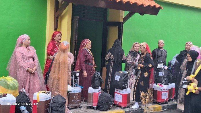 Jemaah haji asal NTT di Debarkasi Surabaya dandan meriah saat pulang ke kampung halaman