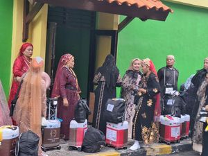 Unik! Jemaah Haji Asal NTT Dandan Meriah Saat Pulang Kampung