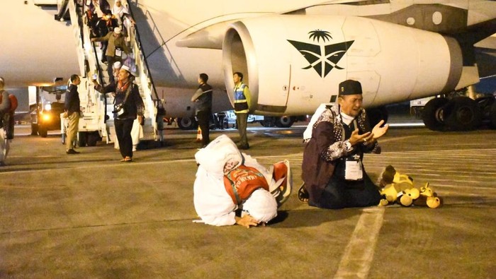 Jemaah haji debarkasi Palembang sujud syukur saat tiba di Bandara SMB II Palembang.