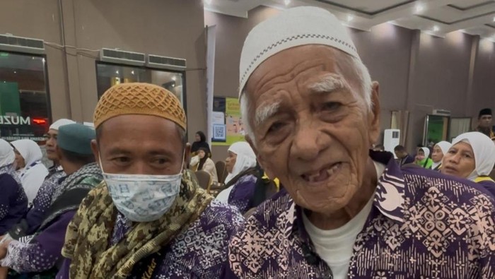 Jemaah haji tertua Debarkasi Surabaya asal Kabupaten Sikka, Maumere, NTT, yakni Fatahula La Aba (104).