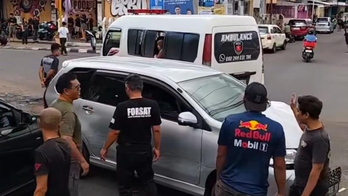 Kecelakaan beruntun melibatkan ambulans dan 3 mobil di Parepare.
