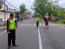 Boncengan 3, Pemotor di Sidoarjo Diduga Mabuk Tewas Terlindas Truk