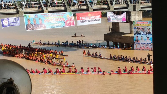 Kehadiran Tim Raga (Riau Anti Geng dan Anarkisme) di lokasi menambah keamanan kegiatan Pacu Jalur, Minggu (6/7/2025).