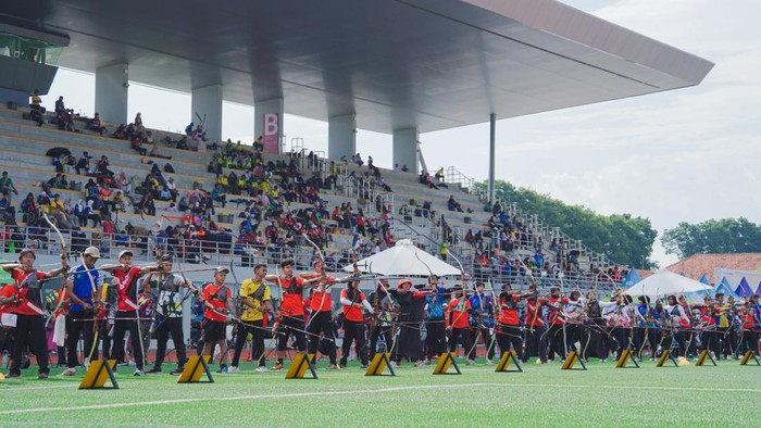 MilkLife Archery Challenge Kejurnas Junior 2025 berlangsung di Supersoccer Arena Kudus, Jawa Tengah pada 28 Juni sampai 5 Juli. Kontingen Jawa Tengah tampil impresif dan sukses mengunci gelar juara umum.