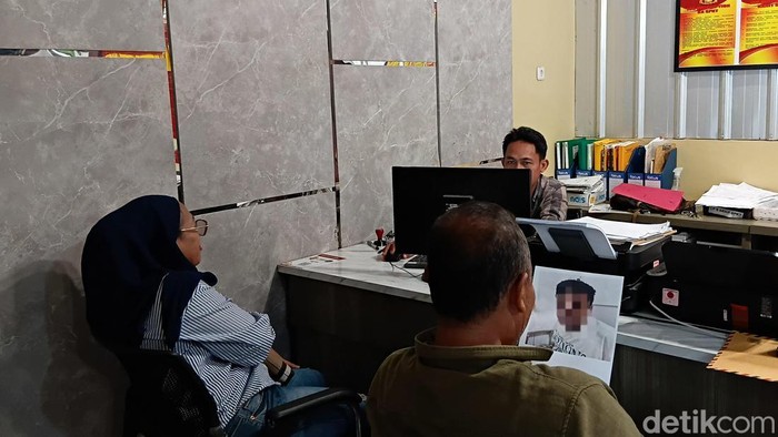 Keluarga korban saat melapor polisi atas tindakan penganiayaan terhadap warga Palembang.
