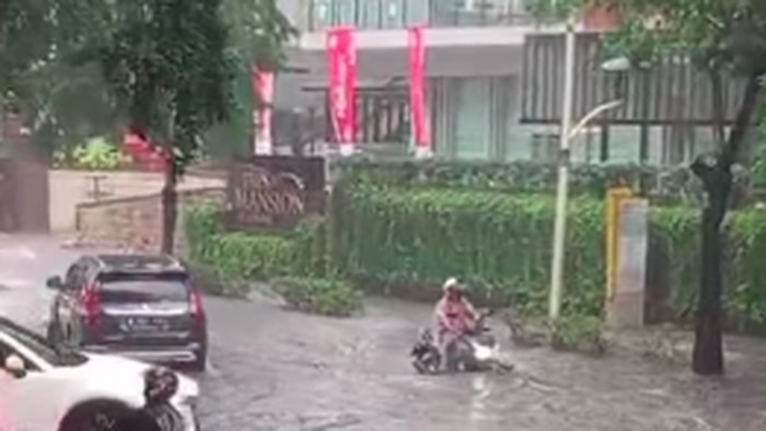 Hujan deras mengguyur berbagai wilayah Jakarta sore ini. Banjir pun terjadi di Jalan Kemang Raya.