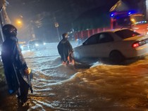 Sejumlah Kendaraan Terjebak Banjir di Blahkiuh Badung