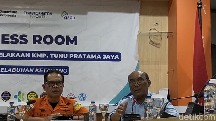 Ketua KNKT Soerjanto Tjahjono saat konferensi Pers di ASDP Ketapang Banyuwangi.