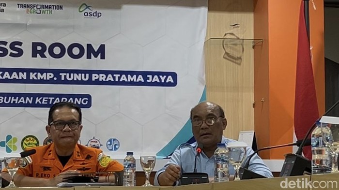 Ketua KNKT Soerjanto Tjahjono saat konferensi Pers di ASDP Ketapang Banyuwangi.