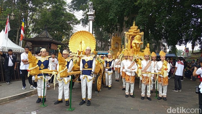 Umat Buddha mulai bersiap melaksanakan Kirab Asalha Mahapuja menuju Candi Borobudur, Minggu (6/7/2025)