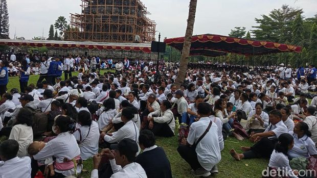 Ribuan umat Buddha mulai berkumpul di Candi Mendut untuk persiapan jalan menuju Candi Borobudur, Minggu (6/7/2025).