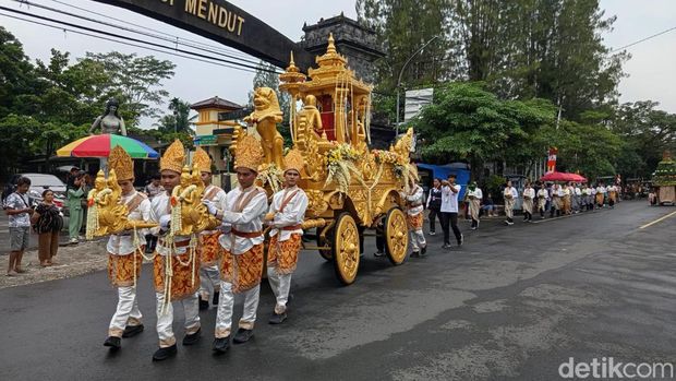 Kirab umat Buddha dalam rangkaian Asalha Mahapuja dari Candi Mendut menuju Candi Borobudur, Magelang, Minggu (6/7/2025).