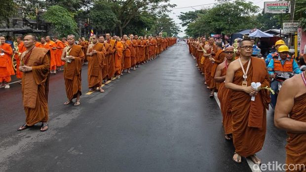Kirab umat Buddha dalam rangkaian Asalha Mahapuja dari Candi Mendut menuju Candi Borobudur, Magelang, Minggu (6/7/2025).