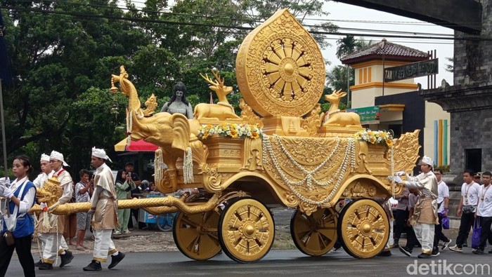 Kirab umat Buddha dalam rangkaian Asalha Mahapuja dari Candi Mendut menuju Candi Borobudur, Magelang, Minggu (6/7/2025).