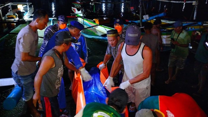 Evakuasi mayat laki-laki diduga korban tenggelamnya KMP Tunu Pratama Jaya yang ditemukan dij Perairan Muncar, Banyuwangi