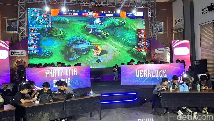 Peserta KAI E-Sports Tournament 2025 bertanding di sesi Grand Final di Bandung, Minggu (6/7/2025).