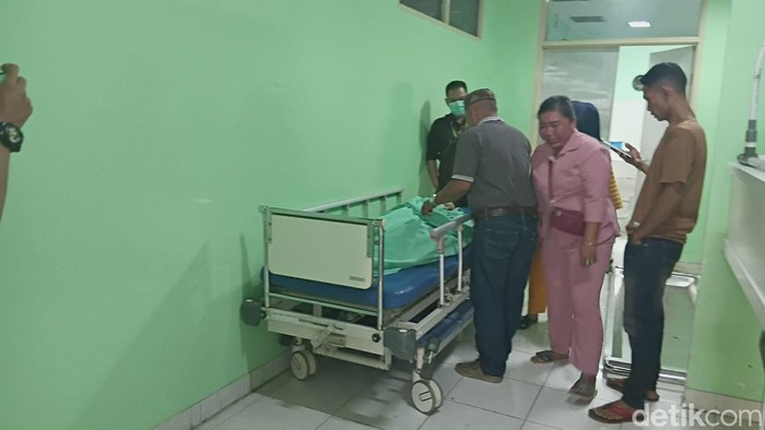 Korban kecelakaan saat dibawa ke rumah sakit.