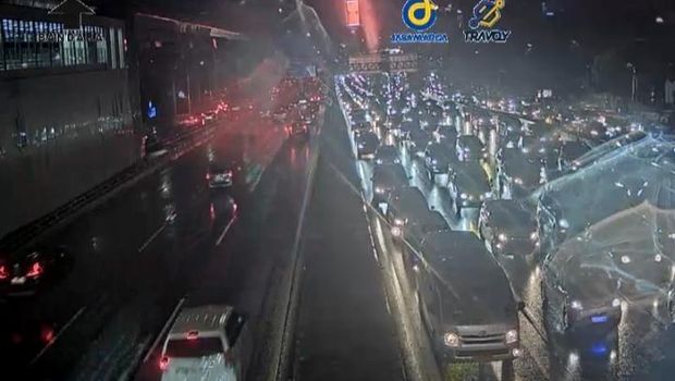 Situasi lalu lintas di Jalan Tol Cawang padat usai hujan deras, Minggu (6/7/2025) sore. (Dok. Travoy)