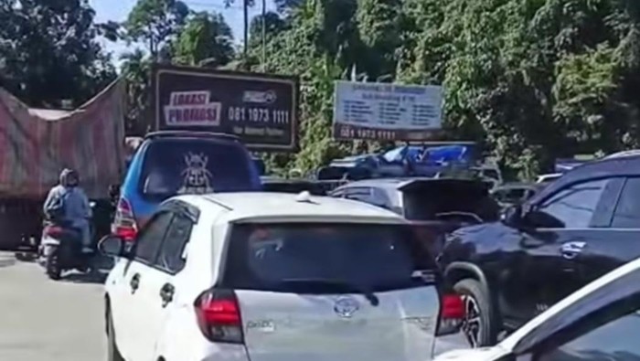 Lalulintas macet di Jalan Medan-Berastagi. (Istimewa)