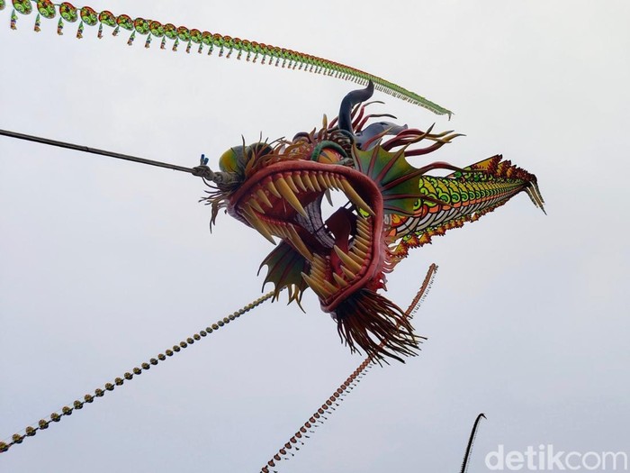 Layang-layang naga mengudara di Pantai Ketawang Indah, Purworejo, Minggu (6/7/2025).