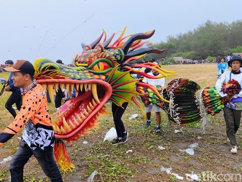 Layang-layang naga mengudara di Pantai Ketawang Indah, Purworejo, Minggu (6/7/2025).