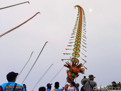 Layang-layang naga mengudara di Pantai Ketawang Indah, Purworejo, Minggu (6/7/2025).