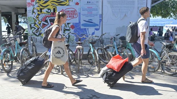 Wisatawan berjalan di kawasan wisata Gili Trawangan, Desa Gili Indah, Kecamatan Pemenang, Tanjung, Lombok Utara, NTB, Minggu (6/7/2025). Menurut data Dinas Pariwisata Kabupaten Lombok Utara, pariwisata di kawasan Tiga Gili (Gili Trawangan, Gili Meno, dan Gili Air) mulai Juli-September 2025 memasuki periode high season yang merupakan masa liburan musim panas bagi wisatawan mancanegara di mana angka kunjungan wisatawan ke Tiga Gili mencapai hingga 3.000 orang per hari.ANTARA FOTO/Ahmad Subaidi/rwa.