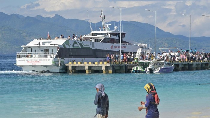 Liburan Musim Panas, Wisatawan Serbu Gili Trawangan Wisatawan berjalan di kawasan wisata Gili Trawangan, Desa Gili Indah, Kecamatan Pemenang, Tanjung, Lombok Utara, NTB, Minggu (6/7/2025). Menurut data Dinas Pariwisata Kabupaten Lombok Utara, pariwisata di kawasan Tiga Gili (Gili Trawangan, Gili Meno, dan Gili Air) mulai Juli-September 2025 memasuki periode high season yang merupakan masa liburan musim panas bagi wisatawan mancanegara di mana angka kunjungan wisatawan ke Tiga Gili mencapai hingga 3.000 orang per hari.ANTARA FOTO/Ahmad Subaidi/rwa.