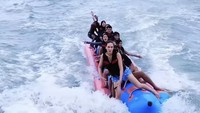 Luna Maya kemudian menceburkan diri ke laut. Ini seperti yang dilakukan oleh bocah penari Pacu Jalur yang menerjunkan diri ke sungai ketika laju perahu melambat. Foto: dok. Instagram Luna Maya