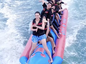 Luna Maya Ikut Tren Aura Farming Joget Bocah Pacu Jalur di Banana Boat
