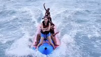Luna Maya sangat menghayati saat menirukan bocah Pacu Jalur. (Foto: dok. Instagram Luna Maya)