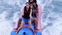 Istri Maxime Bouttier itu lihai menari menirukan gaya bocah penari Pacu Jalur di atas banana boat. Foto: dok. Instagram Luna Maya