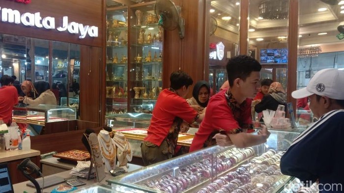 Masyarakat berdatangan silih berganti ke toko perhiasan di Pasar Besar, Kota Malang